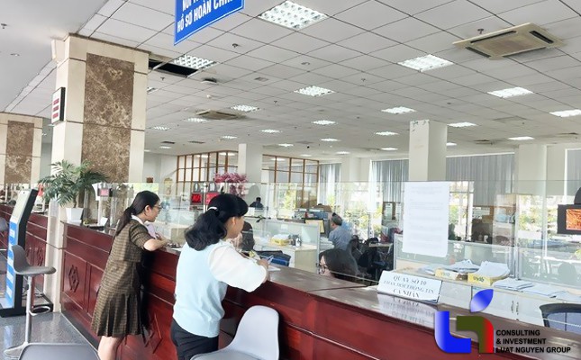 Người nộp thuế đang thực thiện các thủ tục tại cơ quan thuế. Nguồn ảnh: VGP/Lê Anh