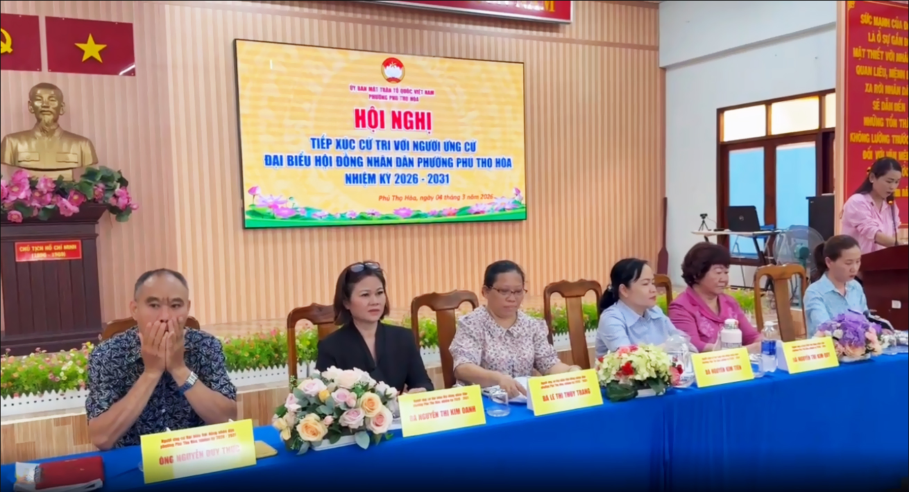 Luat su Nguyen Thi Kim Oanh tai hoi nghi tiep xuc voi cu tri tai phuong Phu tho hoa 4